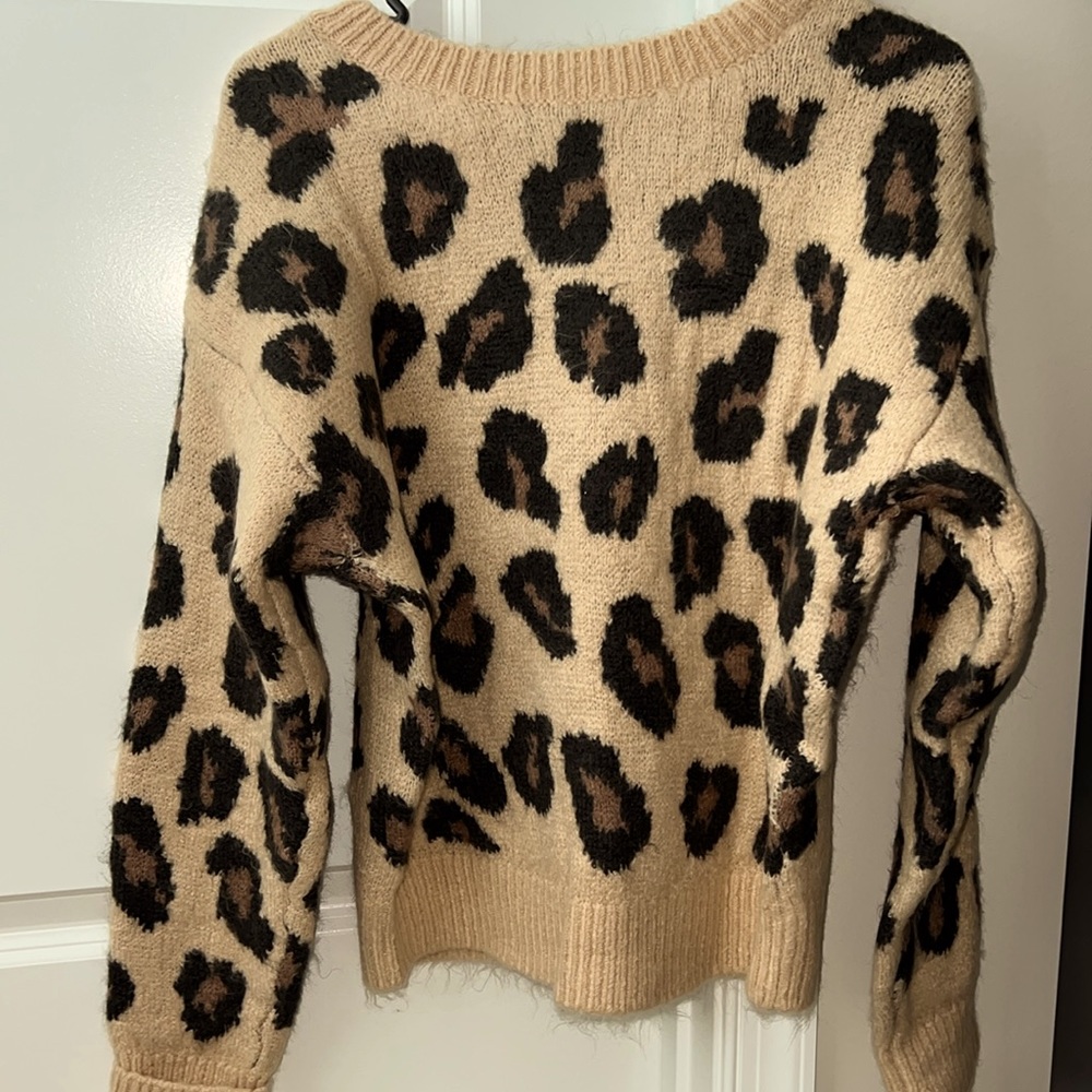 Thicker material, cropped sweater. V-neck, can be worn in the front or back